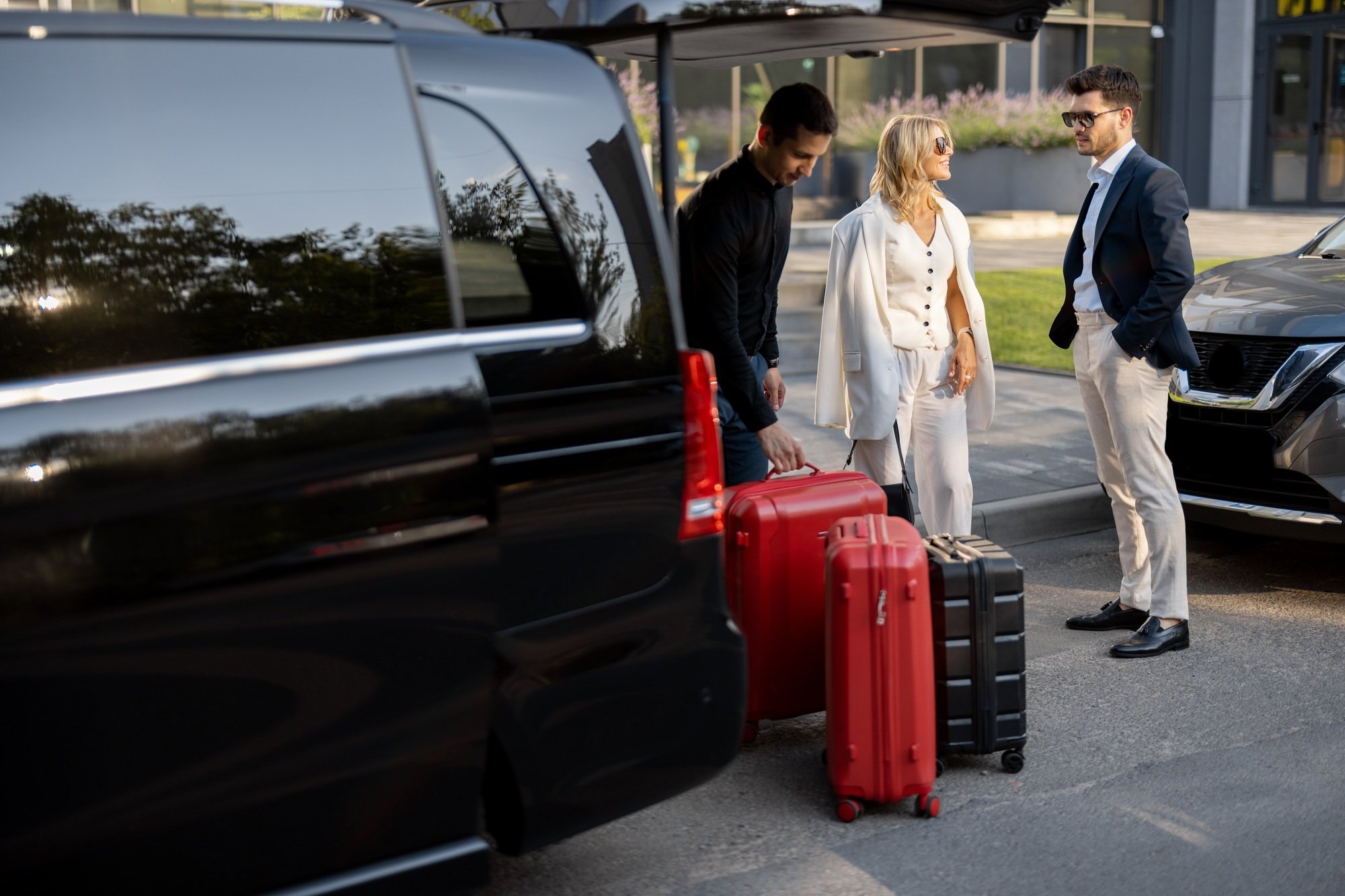 Chauffeur et voyageurs près d’un van avec leurs bagages
